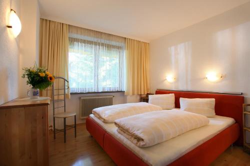 Schlafzimmer mit einem Bett und einem Fenster in der Unterkunft Appartment-Haus Janine in Westendorf