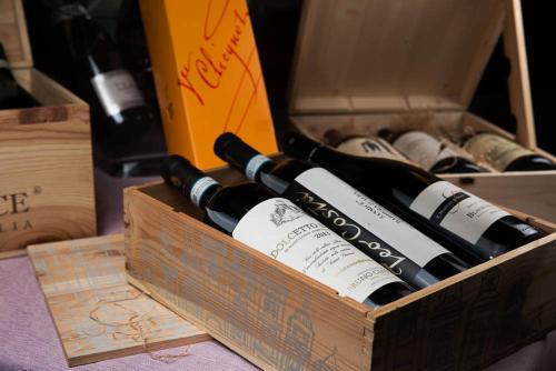a wooden box filled with bottles of wine at Hotel Bacco in Beinette