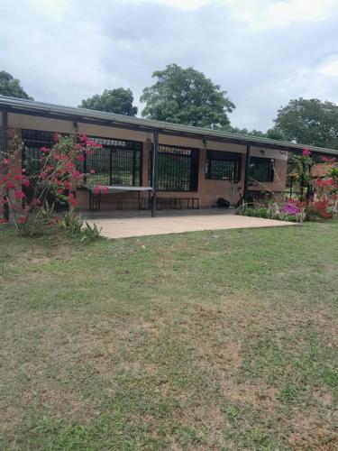 a building with a picnic table in a yard at Casa Campestre con piscina privada- Anapoima in Anapoima