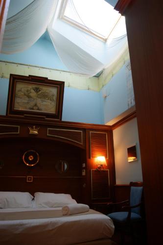 a bedroom with two beds and a skylight at Hotel Il Principe in Milazzo
