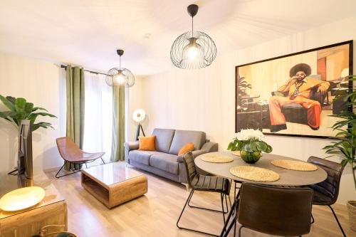 a living room with a couch and a table at Salamanca Inn - Parking Gratis in Salamanca