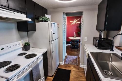 Modern condo closest to the University of SCにあるキッチンまたは簡易キッチン