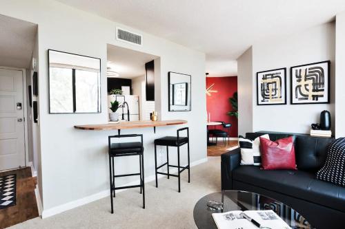 Modern condo closest to the University of SCにあるシーティングエリア