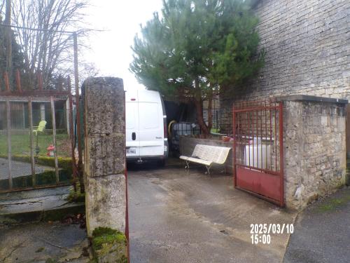 einem weißen Van neben einem Zaun mit einer Bank in der Unterkunft chambre chez l'habitant chez myriame in Eurville