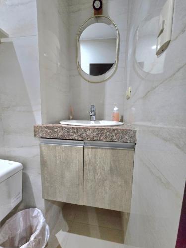 a bathroom with a sink and a mirror at Moderno, brillante y parqueo in SamborondÃ³n