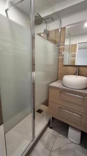 une salle de bain avec une douche en verre et un lavabo dans l'établissement Résidence le Hameau de Cap Esterel - maeva Home - Appartement 2 Pièces 5 Personnes - Sélection MAE-9687, à Saint-Raphaël