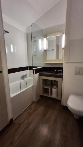 une salle de bain avec une baignoire, des toilettes et un lavabo dans l'établissement Résidence le Village de Cap Esterel - maeva Home - Appartement 2 pièces 6 personnes - Prestige MAE-4121, à Saint-Raphaël