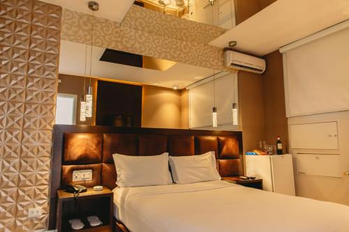 a bedroom with a large bed with a wooden headboard at Luna Blu Studio in Campo Magro