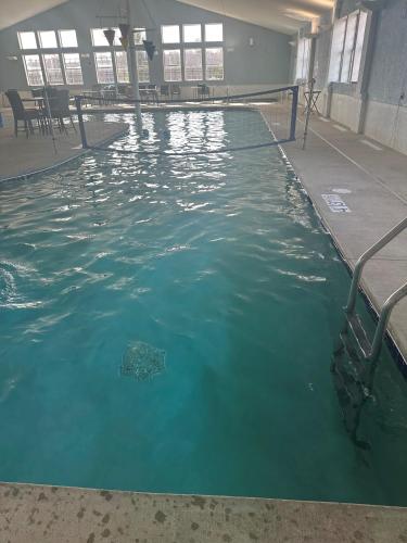 Kolam renang di atau dekat dengan Anchor Point Condo by Simple Life Rentals