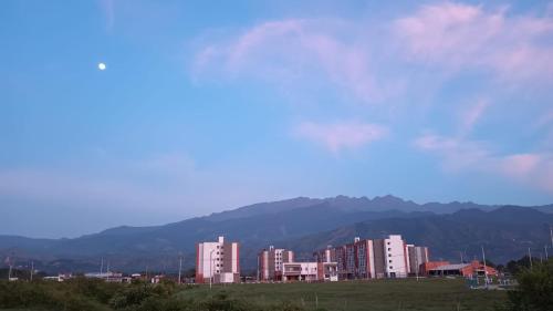a city with tall buildings and mountains in the background at Casa Farallones a 20 minutos de Cali, Negocios, Familia, Casa tranquila, ideal para trabajos temporales o ejecutivos en la zona, descanso, privacidad, excelente señal wifi in Jamundí