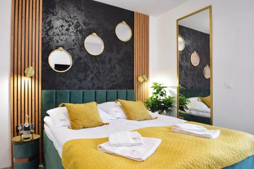 a bedroom with a large bed with towels on it at Apartament POD SŁOŃCEM BAŁTYKU w Perle Mórz-Ustronie Morskie Sianożęty in Sianozety