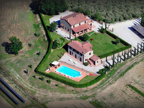an aerial view of a house with a swimming pool at Agriturismo Pian del Vescovo in Massa Marittima