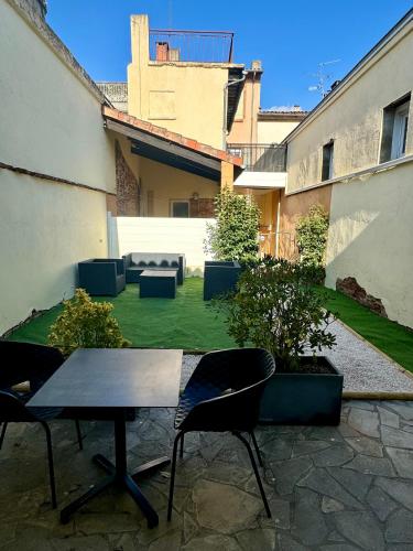 a patio with a table and chairs and a garden at Le patio, T2 en centre ville in Montauban