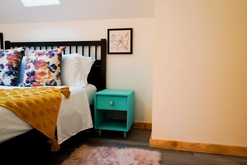 Кровать или кровати в номере Quirky Farm Stay at Flower Beds Farm - Hot Tub