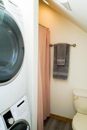 Ванная комната в Quirky Farm Stay at Flower Beds Farm - Hot Tub