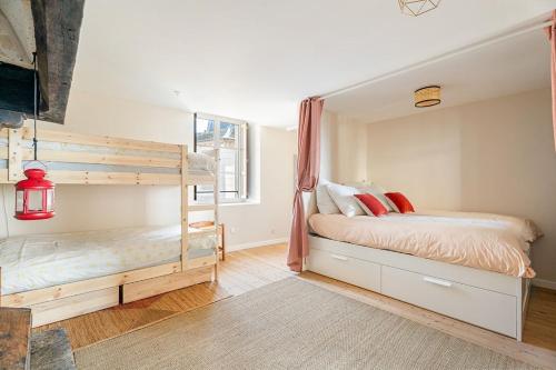 une chambre avec deux lits superposés et une fenêtre dans l'établissement Le Corsaire de Solidor Studio, à Saint-Malo