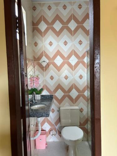 a bathroom with a toilet and a sink at Paraíso no Chapéu Virado in Belém