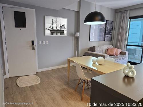 Bahia Astron Mundial Hotel Flats في سلفادور: غرفة معيشة بها طاولة وأريكة