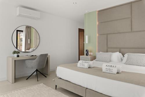 Ένα ή περισσότερα κρεβάτια σε δωμάτιο στο KARAT Villa Esmeralda