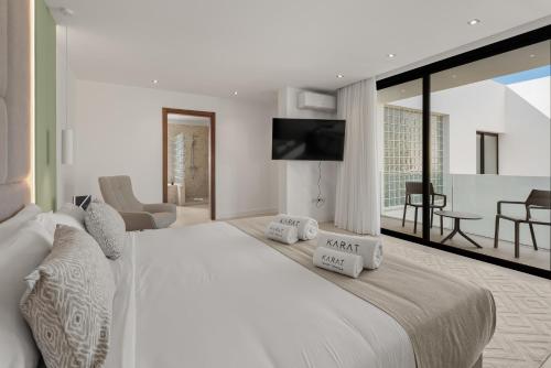 Ένα ή περισσότερα κρεβάτια σε δωμάτιο στο KARAT Villa Esmeralda