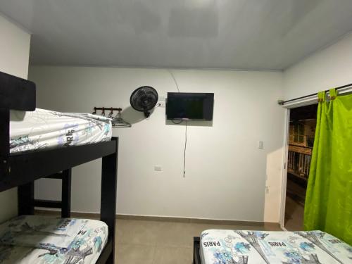 Ένα ή περισσότερα κρεβάτια σε δωμάτιο στο Habitación Kalu Coveñas
