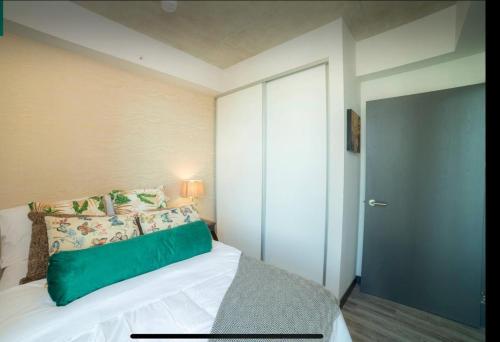 Una cama o camas en una habitación de Dreamliner at 11s, City Views and Wonderland Vibes!