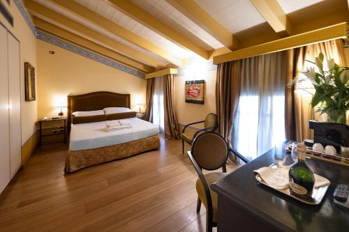 Hotel Palazzo Guiscardo Pietrasantaにあるベッド