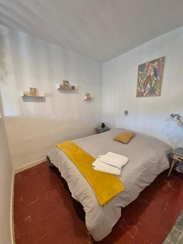une chambre avec un lit avec des serviettes dessus dans l'établissement Cosy downtown studio, à Apt