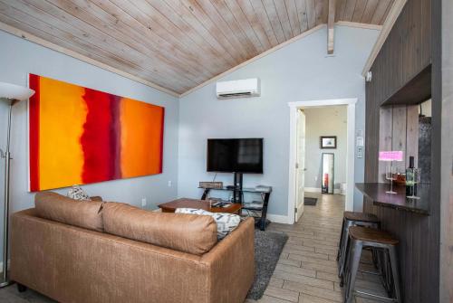 Una sala de estar con un sofá y un cuadro en la pared. en Kitchen Walk-in Shower One block off Main, en Fredericksburg