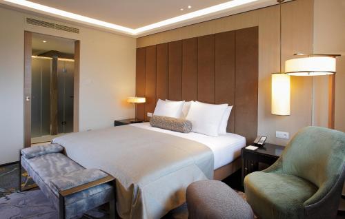 Tempat tidur dalam kamar di Tangla Hotel Brussels