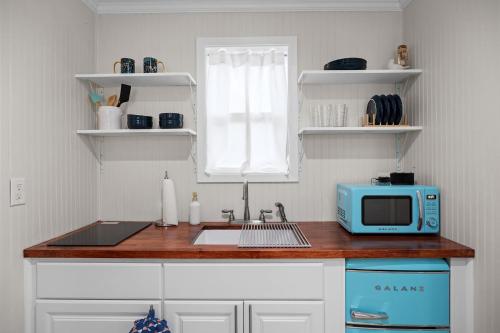 Gallery image of King Bed Hot Tub Kitchenette Smart TV Sunsets in Fredericksburg