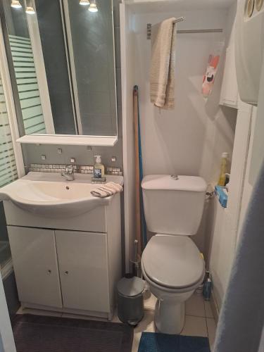 une petite salle de bain avec toilettes et lavabo dans l'établissement Pretty little fisherman's house, à Sète