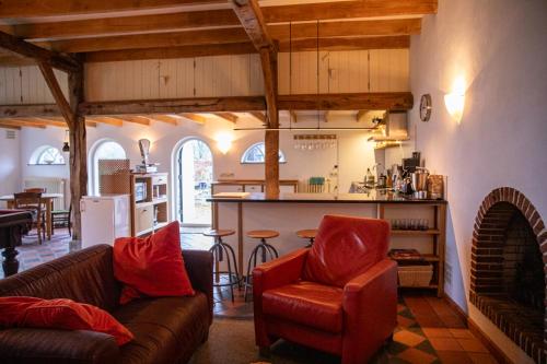 a living room with a couch and a kitchen at Erve-Dorperhoek in Hengelo