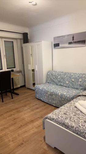 a living room with two couches and a table at Chambre double à Niederkorn in Differdange