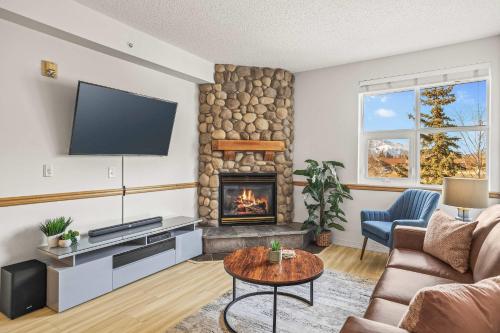 Una televisión o centro de entretenimiento en Charming & Cozy 1-Bedroom Retreat