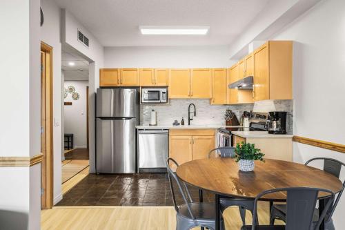 Una cocina o kitchenette en Charming & Cozy 1-Bedroom Retreat