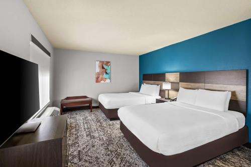 Best Western Fort Wayne Inn & Suites Northにあるベッド