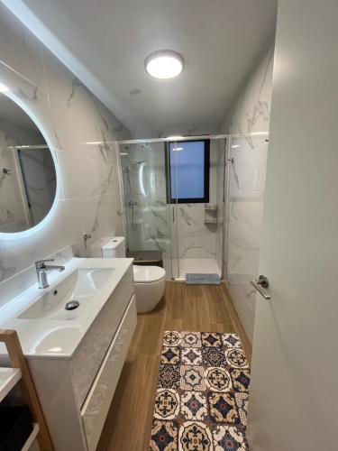 ein Badezimmer mit Waschbecken, Toilette und Dusche in der Unterkunft Apartament Playa Gandia - nowy apartament z basenem, 350 m od plaży in Playa de Gandia