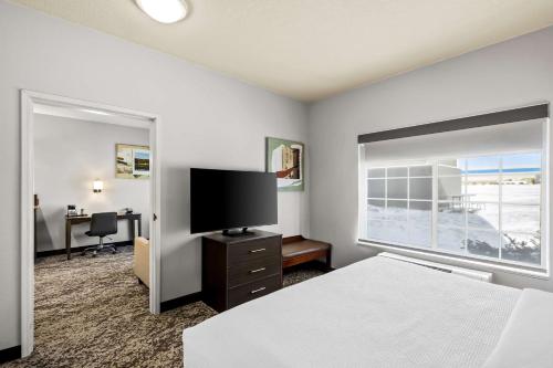 Best Western Fort Wayne Inn & Suites Northにあるテレビまたはエンターテインメントセンター