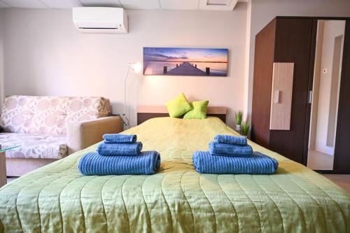 Ένα ή περισσότερα κρεβάτια σε δωμάτιο στο Romance Studio-steps from theSea