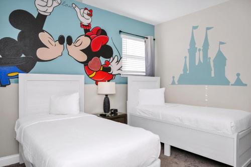 - 2 lits dans une chambre ornée d'une fresque murale sur souris dans l'établissement Marvelous Home With Media Room, Theme Room And Waterpark & Resort Access Near Disney At Encore Resorts Reunion - 7485Mr, à Kissimmee