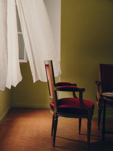 a room with two chairs and a window at La Maison d'Odette in La Ciotat