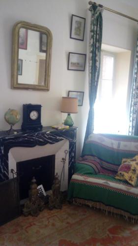 Cette chambre comprend un lit, un miroir et une cheminée. dans l'établissement Grande Maison avec Piscine, juillet et août, Jardin Privatives à NYONS, à Nyons