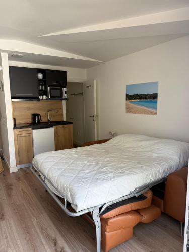 Ce lit se trouve dans un dortoir doté d'une cuisine. dans l'établissement Studio 47 Cala Rossa Porto Vecchio, à Lecci