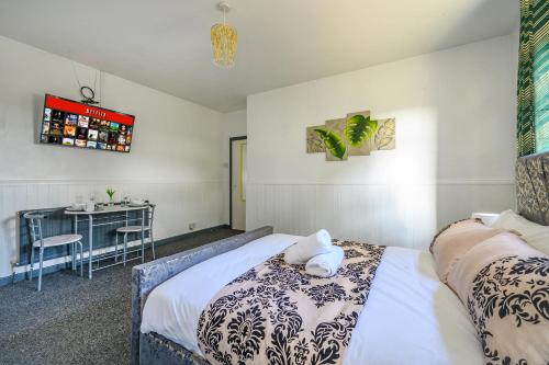 a bedroom with two beds and a desk in it at -RA27A- For your relaxed, Cosy stay, Free Parking in Leeds
