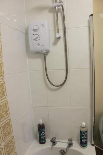 a bathroom with a shower and a sink at Idyllic cottage escape in Oxfordshire countryside in Banbury