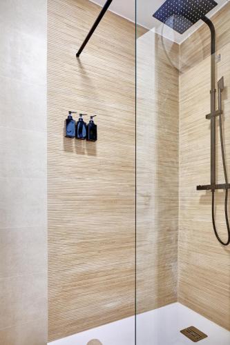 a shower with two blue bottles on a wall at Rincón con Encanto en el Centro Histórico in Cartagena
