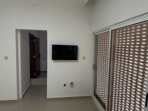 a room with a flat screen tv on a wall at Luanda Global Apartment in Belas