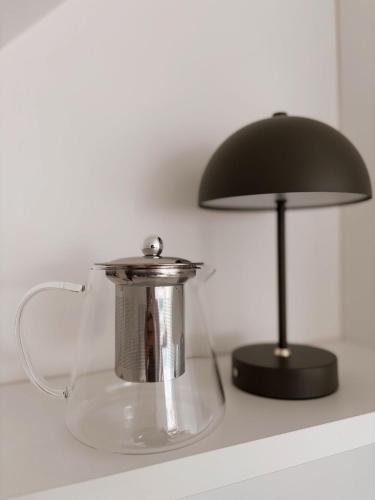 a blender and a lamp on a counter at Ferienwohnung KÖÖK Heimathafen - Modern, Balkon, Strandnah in Neuharlingersiel