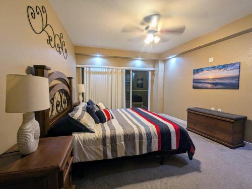 Dream Condo Pool, Jacuzzi, and Ocean Viewsにあるベッド